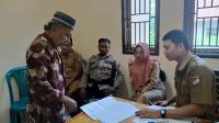 Bhabinkamtibmas Polsek Ampana Kota Bersama Pemerintah Kelurahan Mediasi Penyelesaian Sengketa Batas Tanah